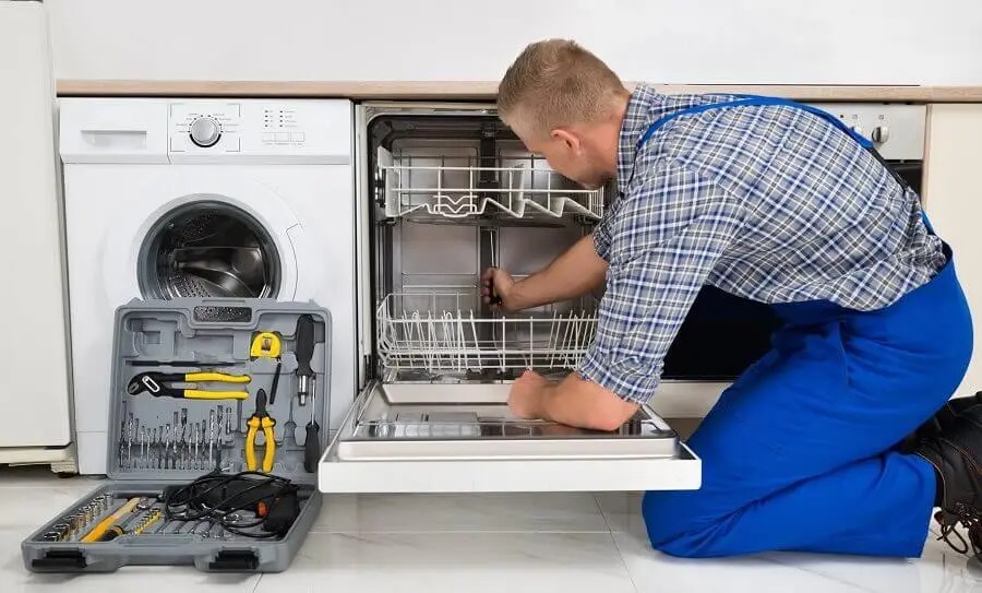 Aliağa Gorenje servisi teknisyen ekibi beyaz eşya tamiri yaparken